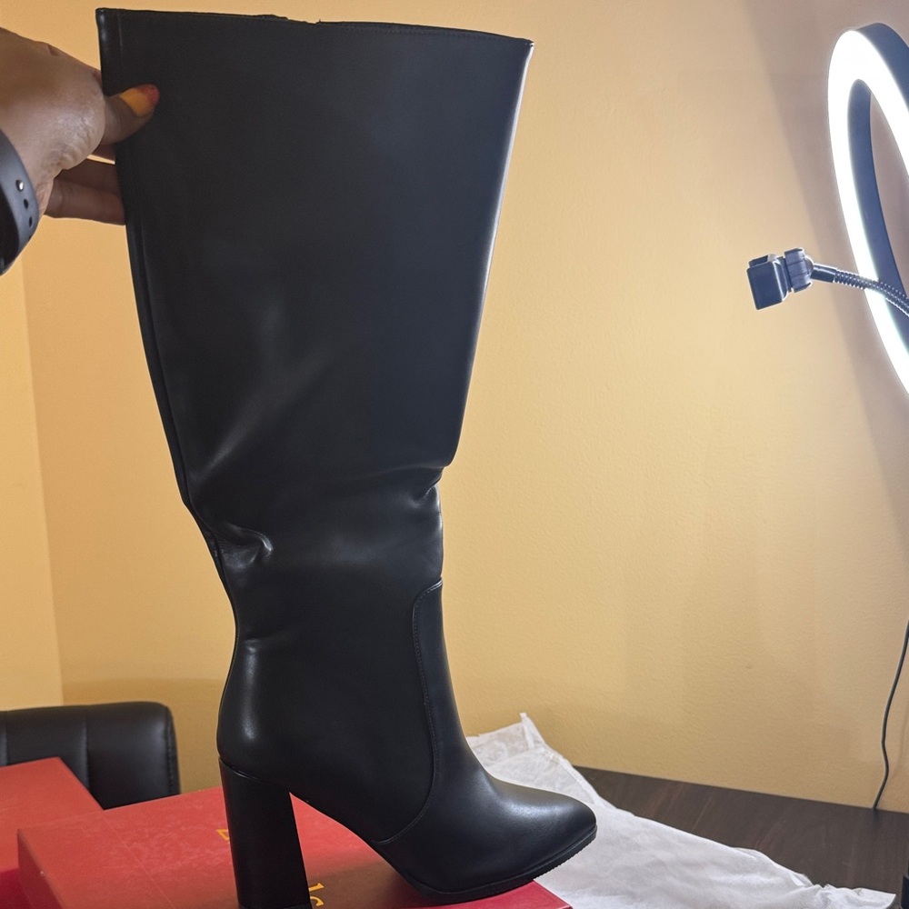 Sleek Black Women's Heeled Boots